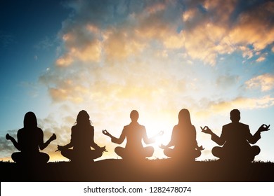 Grupo de participantes meditando